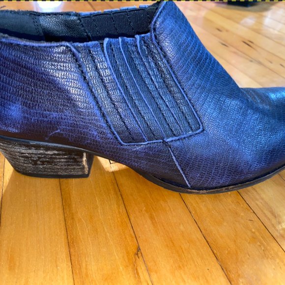 Adored Blue Leather Snakeskin Steve Madden Booties. Slip on and wedge heels. - Picture 5 of 8